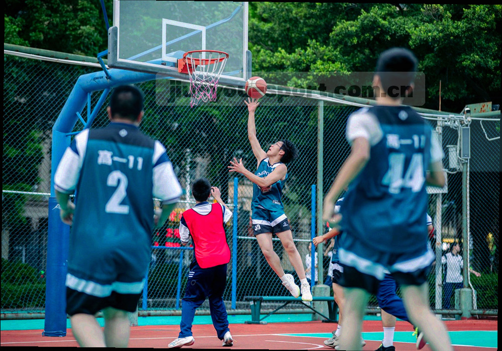 动态抽象的运动线条与数据点组合，表现九游体育的速度感和科技感